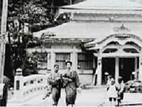 historical picture of Kinosaki Onsen by Mandara Yu