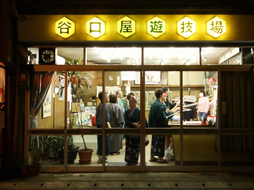 Taniguchiya Arcade, with many people inside in their yukata playing games