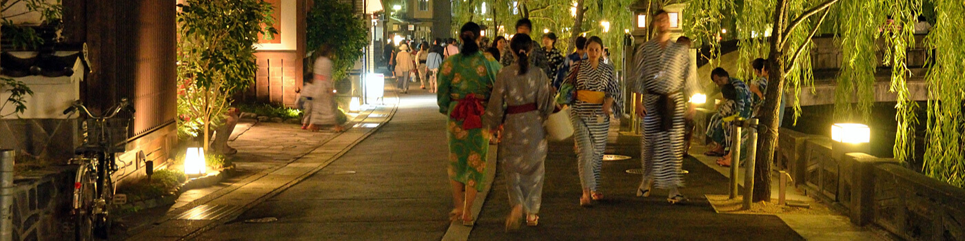 walk around in a yukata in Kinosaki