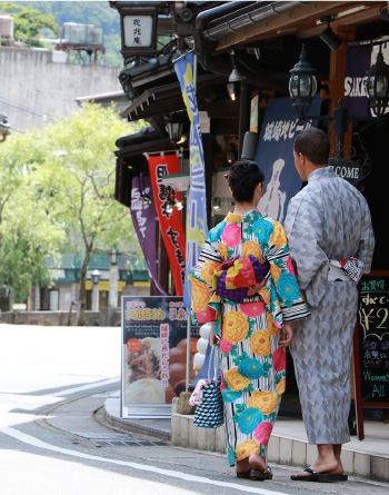 A couple walking the streets of Kinosaki Onsen in colorful Yukata