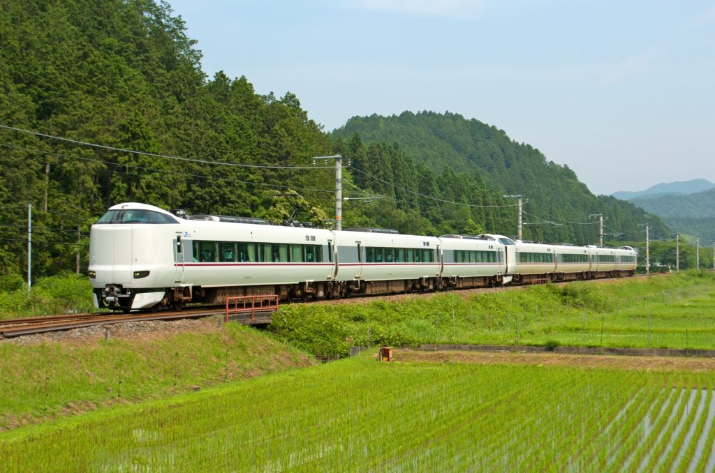 從京都・大阪搭乘 JR 特急電車或 高速巴士出發約（2小時～2小時45分鐘）