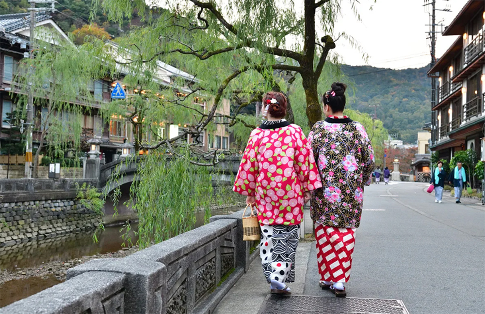 yukata wearing kinosaki onsen