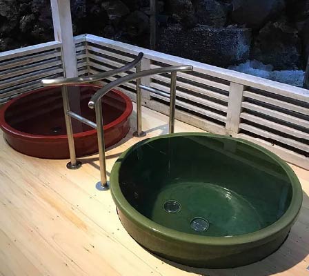 The small green and red outdoor baths of Mandara-yu Onsen