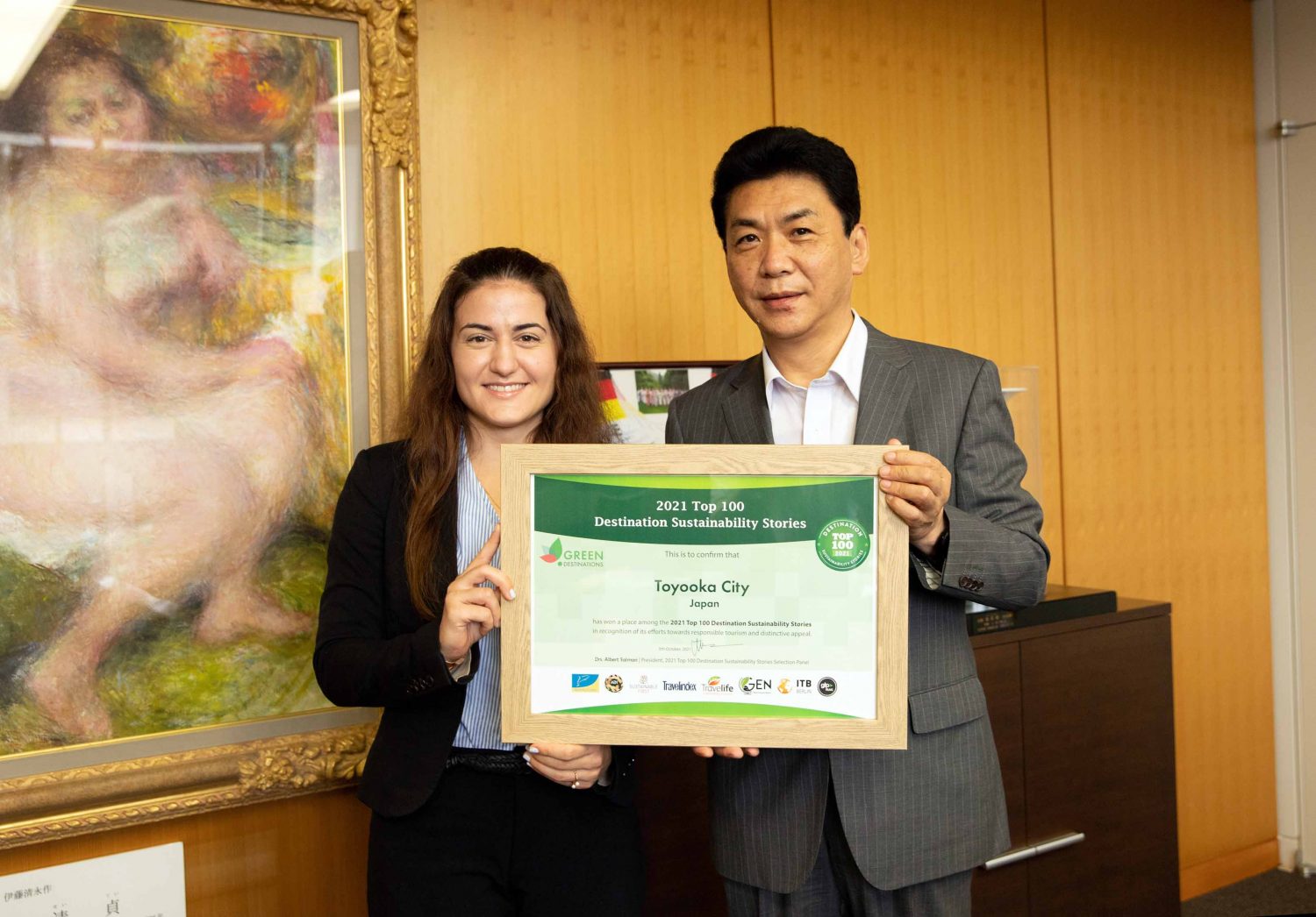Mayor of Toyooka City, Mr Kunio Kannuki and Coordinator for International Relations at Toyooka City Hall Tourism Division, Ms Jade Nunez, receiving the Top 100 Green Destinations Certificate