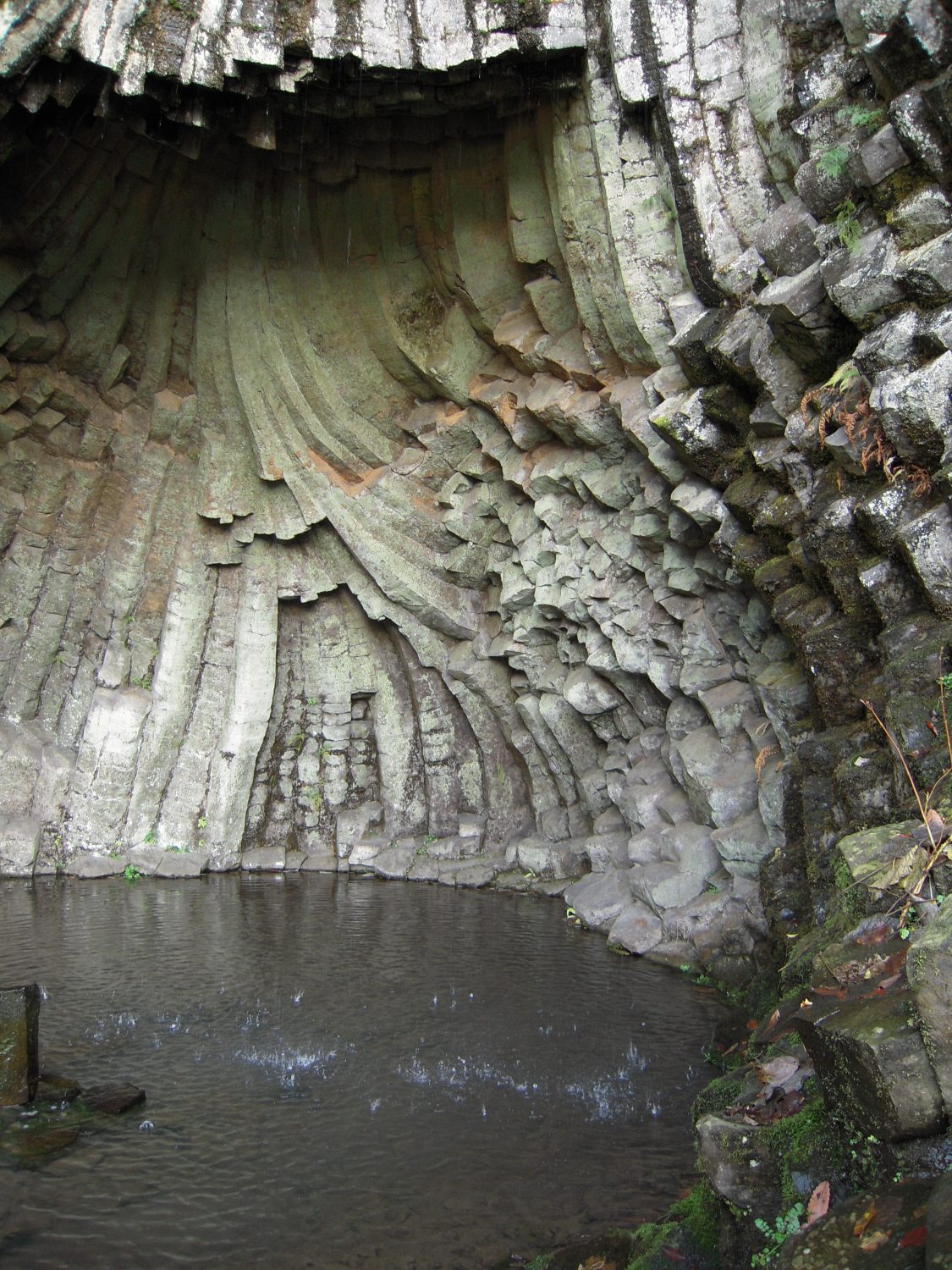 Seiryudo, one cave with visible mining traces.